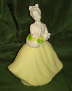 Avon - Jeune fille � la jupe jaune
